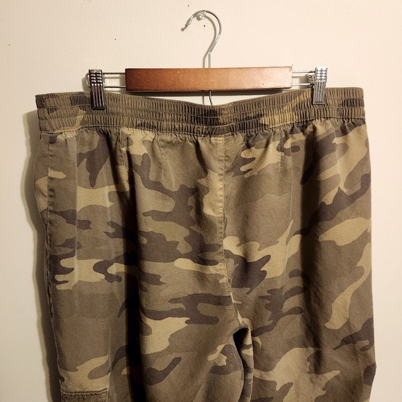 Lane Bryant | Women's Camoflague Printed Cargo Joggers Pants (Size 14/16) - Picture 7 of 12